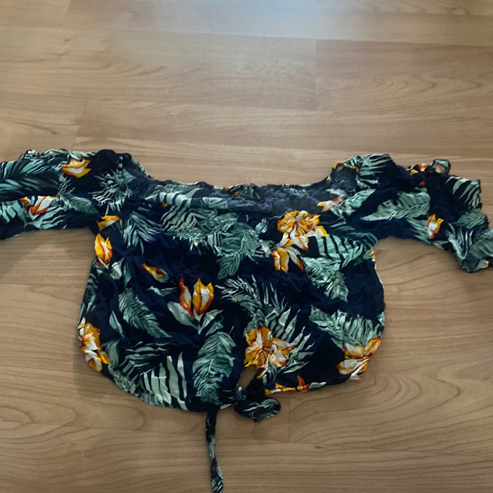 SHEIN Off Shoulder Knot Hem Tropical Print Top